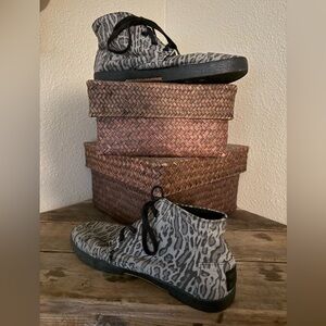 TOMS One For One Animal Print Lace Up Boots Women’s 7.5